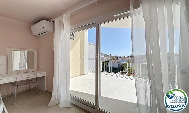 Foto cc05145f-e5cc-4ea1-ae26-bb64701fe907. Casa amb aparcament a Peni Empuriabrava