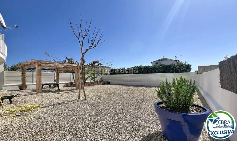 Foto e33591a0-bf6d-42e5-863e-c4d1b51ba7ab. Casa amb aparcament a Peni Empuriabrava