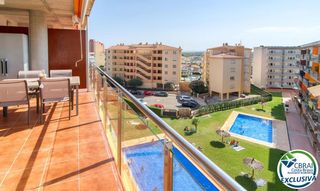 Appartamento  Avinguda de santa margarida. Luminoso ático con terraza, piscinas, parking y trastero en sant