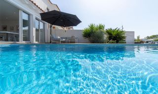 Casa adossada  Carrer port joan. Elegante villa con piscina, amarre y acceso directo al canal de