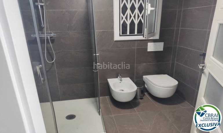 Foto 0f650942-5d29-4a86-ab82-c745c7c15c8d. Casa amb aparcament piscina a Peni Empuriabrava