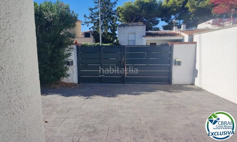Foto 622d71ef-fa14-45a3-8435-7367d37392d0. Casa amb aparcament piscina a Peni Empuriabrava