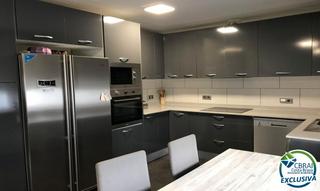 Casa  Carrer baix llobregat. Encantadora casa renovada en urbanización tranquila de roses