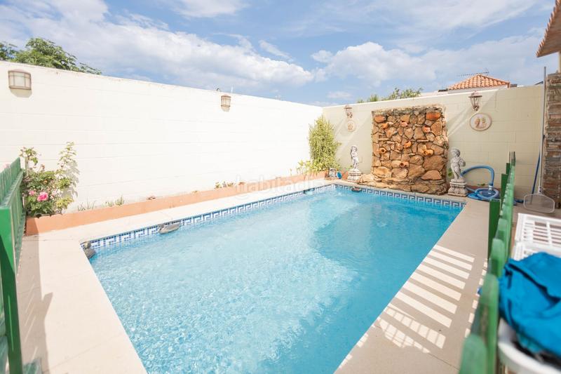 Foto abb1a3fe-8fef-46d0-ba32-3e63d9387adf. Casa chalet adosado con piscina y jardin privado en Melilla