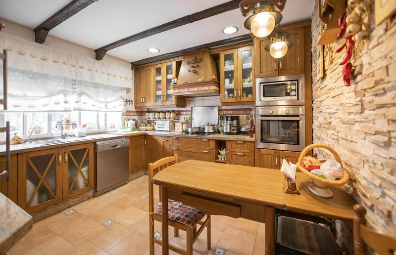 Foto b9a958ac-080a-4da9-88dc-b109c85237e1. Casa chalet adosado con piscina y jardin privado en Melilla