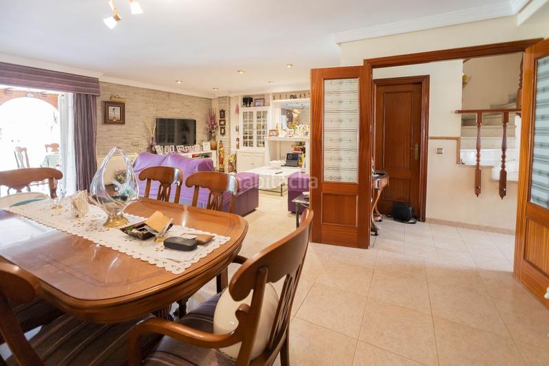 Foto d8b84934-90ff-46bb-93c7-94afc4b6af23. Casa chalet adosado con piscina y jardin privado en Melilla