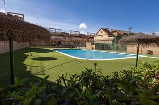 Casa a El Real. Chalet en urbanización con piscina y zona infantil
