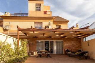 Maison à El Real. Chalet en urbanización con piscina
