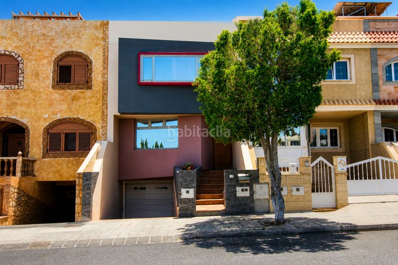 Foto 9eebad12-e98a-4eb0-a8f9-989bbab18d60. Casa adossada a calle garajonay 76 a Cruce de Arinaga Agüimes