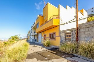 Casa adossada a Santidad. Amplio adosado con aparcamiento y trastero