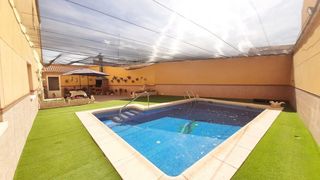 Casa en Valdepeñas. Casa en venta en subcentro, 5 dormitorios.