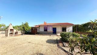 Chalet en Valdepeñas. Chalet en venta en periferia, 3 dormitorios.