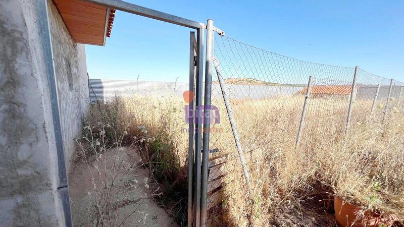 Foto a8f518dd-3e96-499b-853e-b3c5b09abc7c. Chalet  en venta en periferia, 3 dormitorios. en Valdepeñas