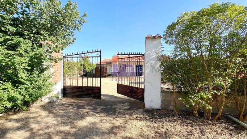 Foto d4817e40-56d4-44a2-b3cc-3c997c7c4da4. Chalet  en venta en periferia, 3 dormitorios. en Valdepeñas