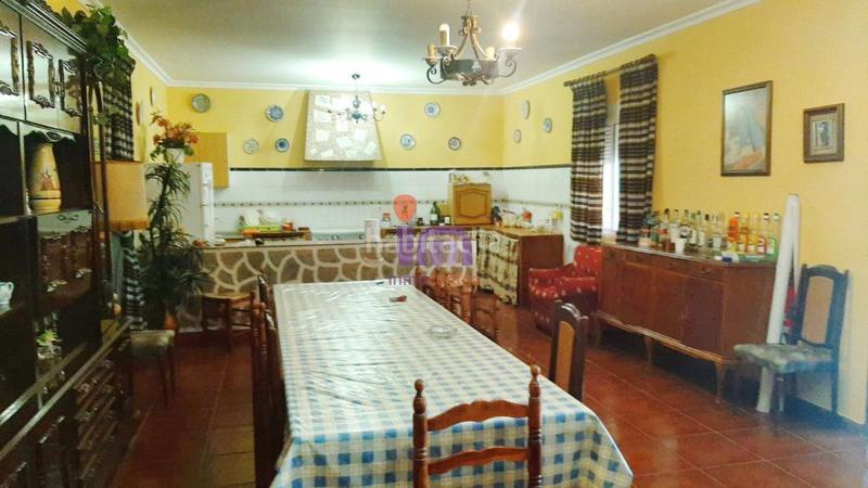 Foto 7b74c5aa-e0f2-4e61-a74b-9c64e6d81441. Chalet  en venta en periferia, 3 dormitorios. en Membrilla