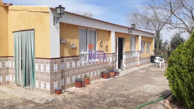 Foto 8a46e4cb-268f-48a4-88a9-308115f2afe9. Chalet  en venta en periferia, 3 dormitorios. en Membrilla