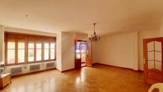 Casa en Valdepeas. Casa en venta en centro, 4 dormitorios.
