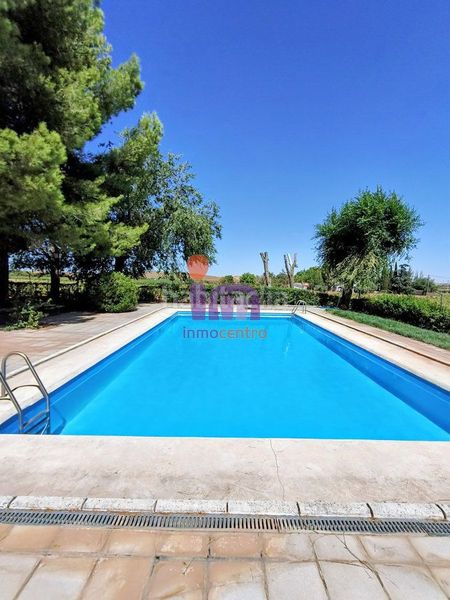 Foto 131c252b-2e2b-47d9-9a5c-f364d297993c. Chalet mit parking in Valdepeñas