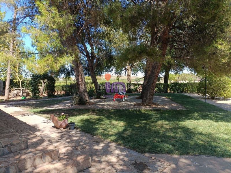 Foto 2c19b641-f3d3-4966-b023-0ecb2829ad41. Chalet mit parking in Valdepeñas