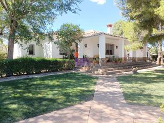 Chalet in Valdepeñas. Chalet en venta en periferia, 4 dormitorios.