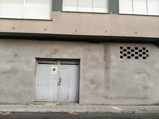 Local Comercial en Ra cerdido 12. **bajo comercial para reformar**