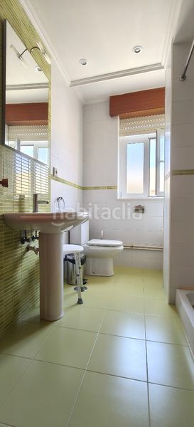 Foto 02d90cbd-177b-44f6-9288-1404864536a4. Piso en avenida zumalacárregui 2 **piso amplio en el centro , a 1 minuto de la playa** en Cedeira