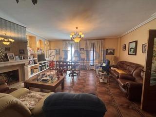 Casa in Valdepeñas. Valdepeñascasa