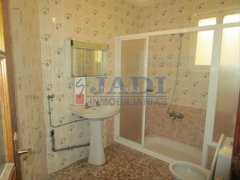 Foto c22d7fdd-ef21-49c9-9e24-d38e154090df. Casa amb aparcament a Valdepeñas