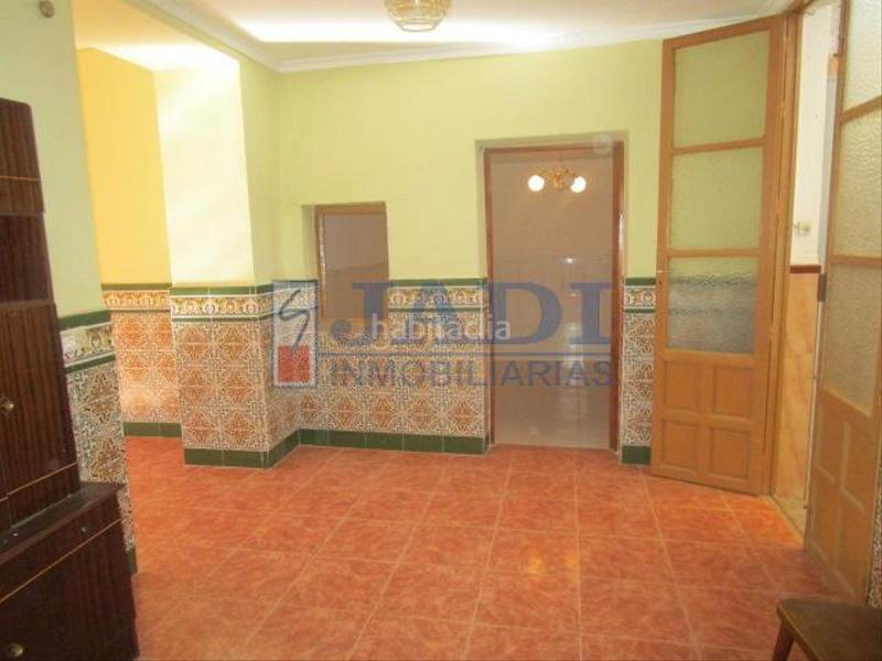 Foto f17b569c-01df-441f-993d-42818defc8e0. Casa amb aparcament a Valdepeñas