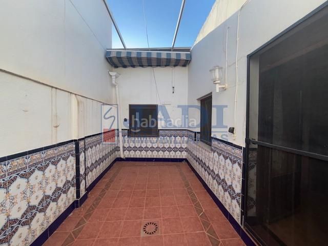 Foto 1807571c-d15d-4d74-afb6-0aefdb207a9a. Casa amb calefacció aparcament a Valdepeñas