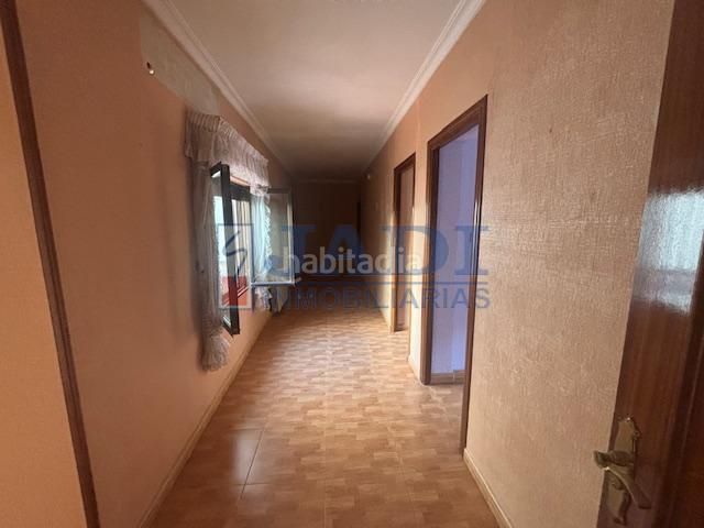 Foto 3232cf61-aed5-4e86-83cd-80ed2c69aee0. Casa amb calefacció aparcament a Valdepeñas