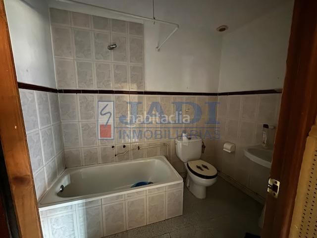 Foto 9cd38030-9da2-4ea5-b752-e6a0e7172089. Casa amb calefacció aparcament a Valdepeñas
