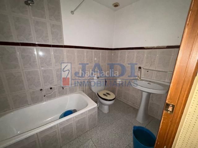 Foto e8647aa3-c59e-49d3-8e0b-fc596795396b. Casa amb calefacció aparcament a Valdepeñas
