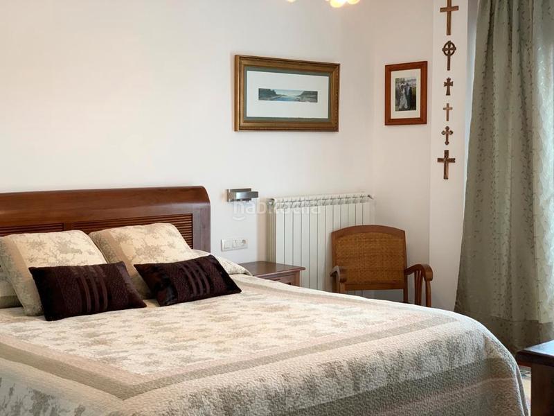 Foto 314c92e9-c6c3-4eaa-9e94-bbcdb92bcb2b. Casa bifamiliare in rúa de lamas de abade 23 in Castiñeiriño - Cruceiro de Sar Santiago de Compostela