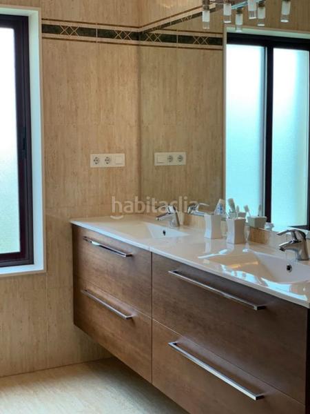 Foto 6dec7ec4-418e-443f-910a-fa52698ee3c1. Casa bifamiliare in rúa de lamas de abade 23 in Castiñeiriño - Cruceiro de Sar Santiago de Compostela