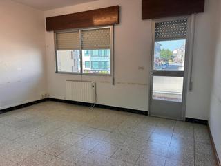 Pis a Boqueixón. Piso muy amplio y céntrico en lestedo
