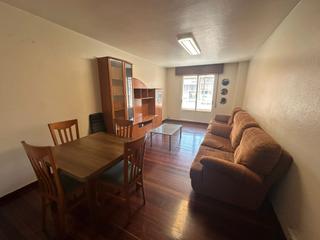 Appartamento in Avenida rosalía de castro 34. Piso amplio y luminoso 3 dormitorios, 2 pequeños balcones, baño,