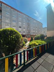 Pis a Avenida rosalía de castro 34. Piso amplio y luminoso 3 dormitorios, 2 pequeños balcones, baño,