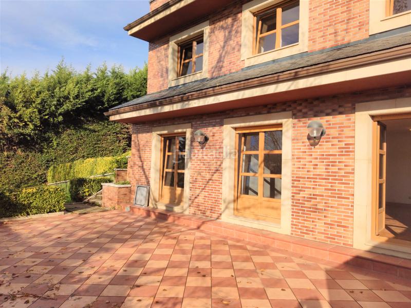 Foto bd59a305-f8c5-4db5-b71e-9c4ae1f4bd3b. Casa adossada amb aparcament a Egia Donostia - San Sebastián