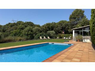 Casa a Calle regasol del pit roig 12. Vivienda en can regasol con piscina, jardín y parking