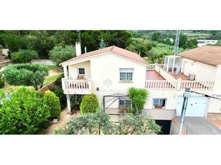 Haus in Caldes de Montbui. Casa a tres vientos con patio y garaje para entrar a vivir.