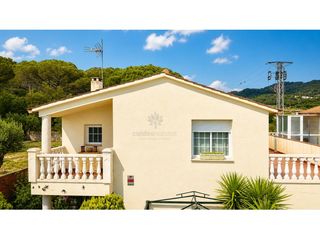 Casa a Caldes de Montbui. Casa a tres vientos con patio y garaje para entrar a vivir.