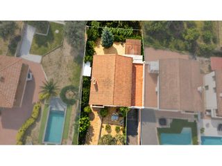 Casa en Caldes de Montbui. Casa a tres vientos con patio y garaje para entrar a vivir.