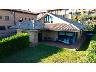 House in Puig-reig. Casa rodeada de espacios verdes , en planta con buhardilla y a 1