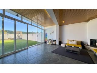 Reihenhaus in Poliny. Casa muy cmoda con garaje, chimenea y jardn.