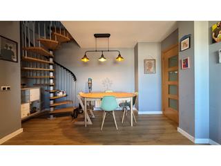 Duplex  N/a. Áico dúplex seminuevo y renovado, con ascensor, terraza amplia y