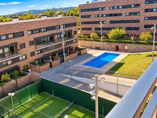 Àtic  Carrer hongria. Espectacular àtic amb terrassa, piscina, pàdel, doble plaça dapa