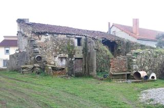 Casa en Carballo. Se vende casa de piedra a restaurar con huerta y hórreo en rus