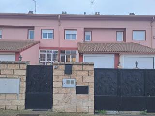 Casa adossada a Cogollos. Amplio chalet reformado con terraza, jardin, 6 dormitorios y 3 b