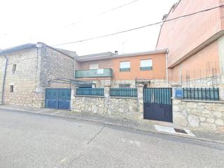 Casa a Merindad de Río Ubierna. Bonita casa para entrar a vivir con patiojardin, terraza y garaj